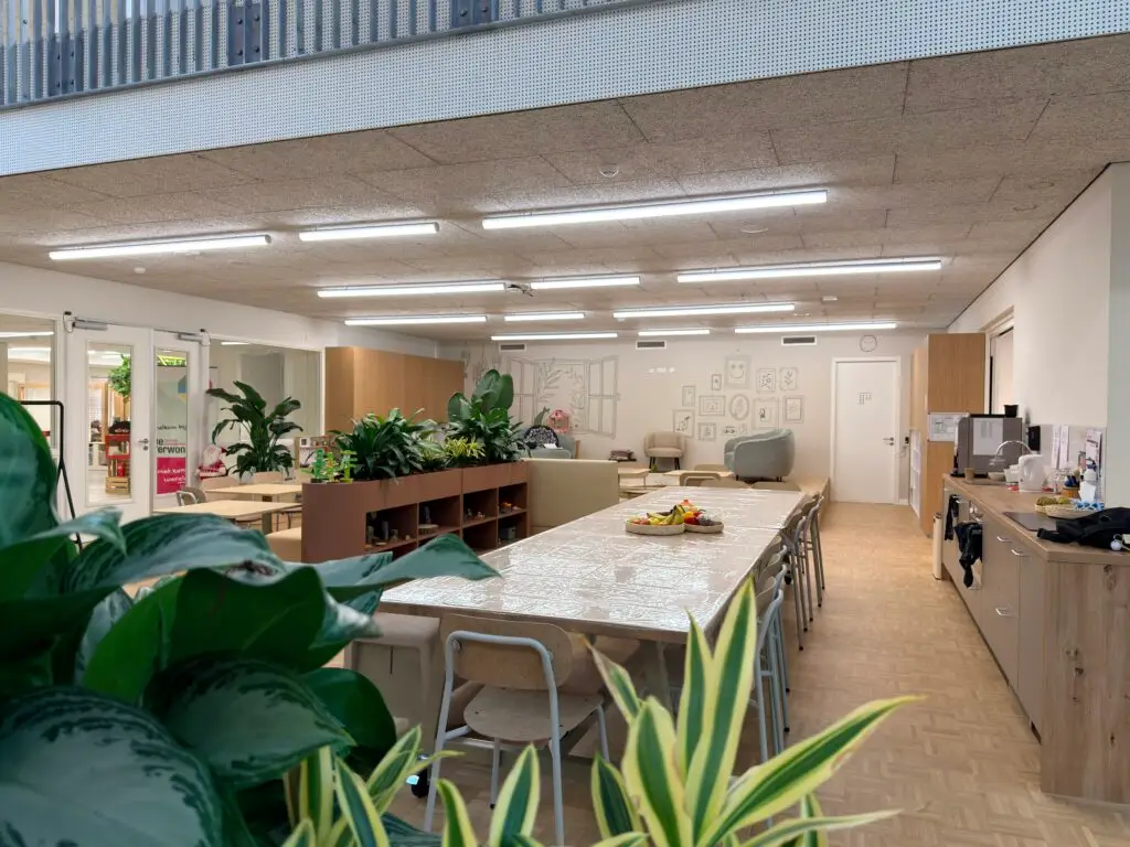De gemeenschappelijke ruimte binnen kindcentrum hof van oranje